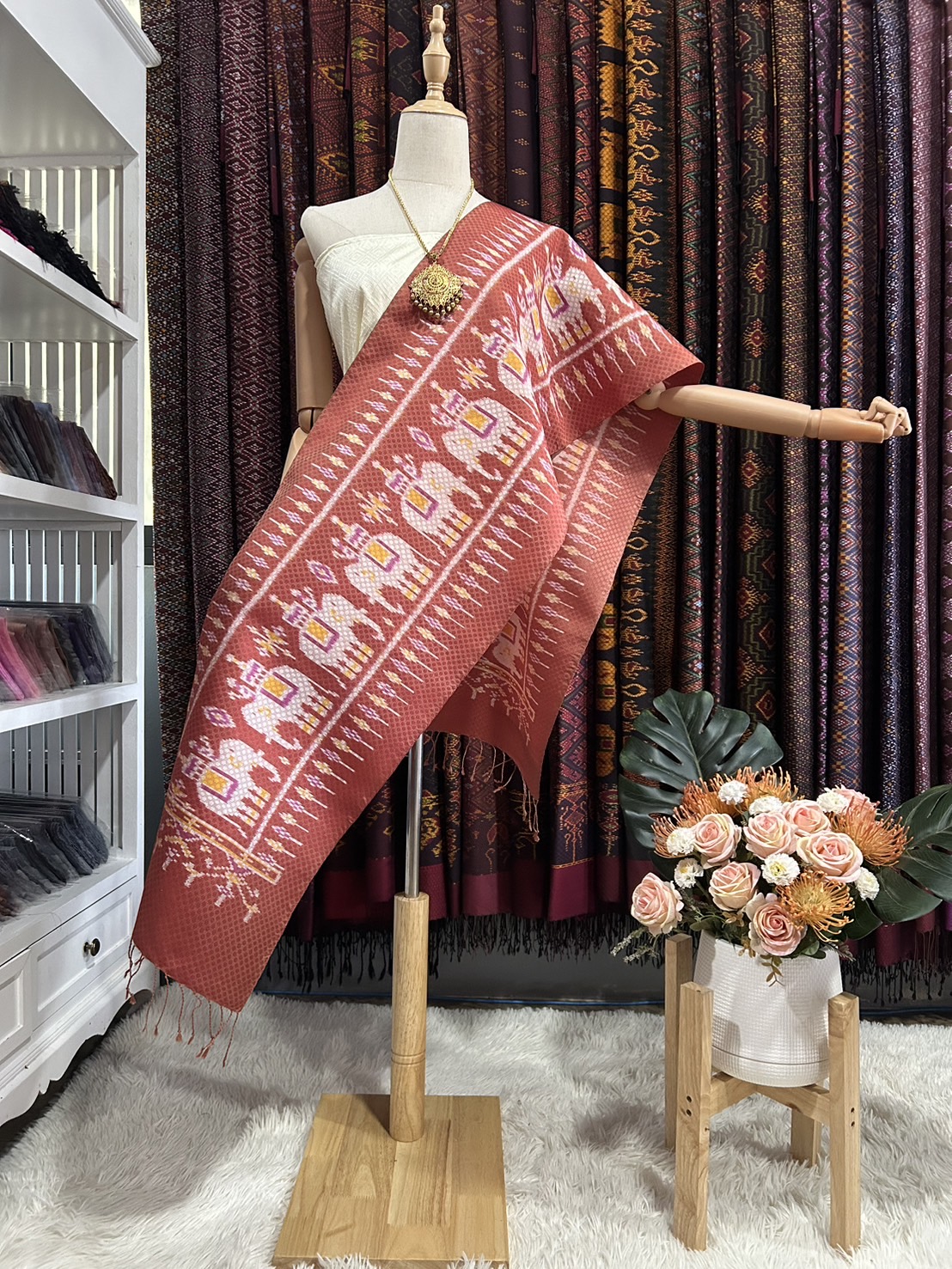 ผ้าพันคอไหม ผ้าไหมทอยกดอก 5ตะกอ ขนาด 35x190ซม.ลายช้าง มีหน้านางชายครุย พื้นสีชมพูโอรส L4E-PS-042467173718