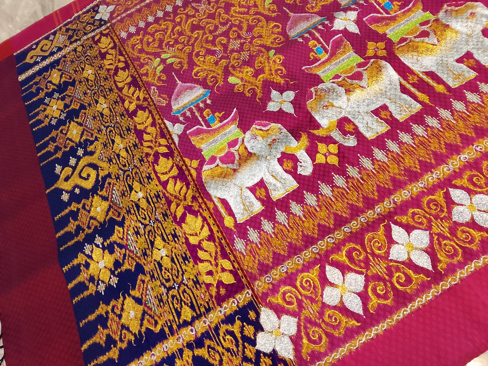 ซิ่น ผ้าไหมมัดหมี่ งานเขียนทอง ทอยกดอก ขนาด 1x2เมตร ลายช้าง มีหน้านางชายครุย พื้นสีชมพู รหัส M2A-43-0506681317