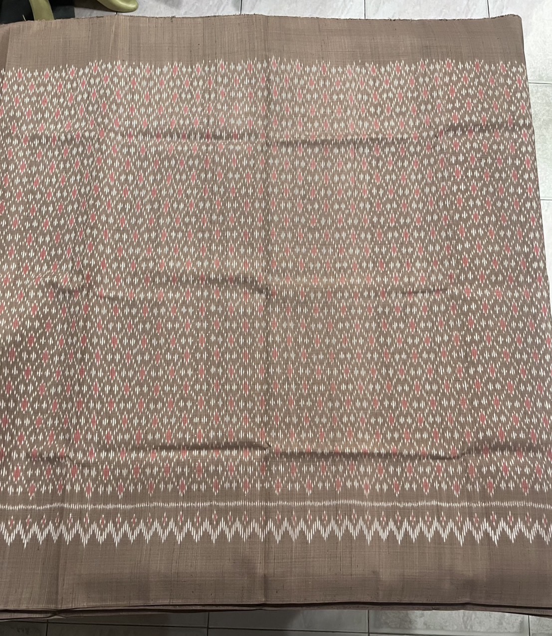 ผ้าไหมมัดหมี่ เนื้อไหมบ้าน ไหมแท้ สีธรรมชาติ สีน้ำตาลเบจธรรมชาติ ตัดขายเป็นเมตร รหัส CISP-NY-0821681