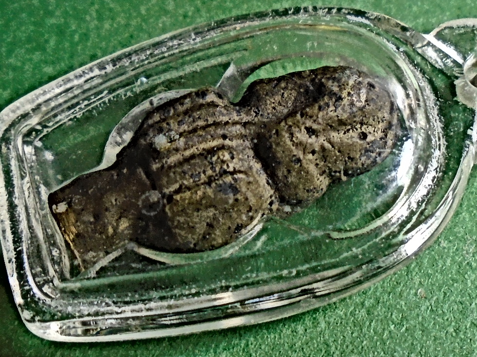 พระปิดตาเก่าไม่ทราบที่ เลี่ยมพร้อมบูชา