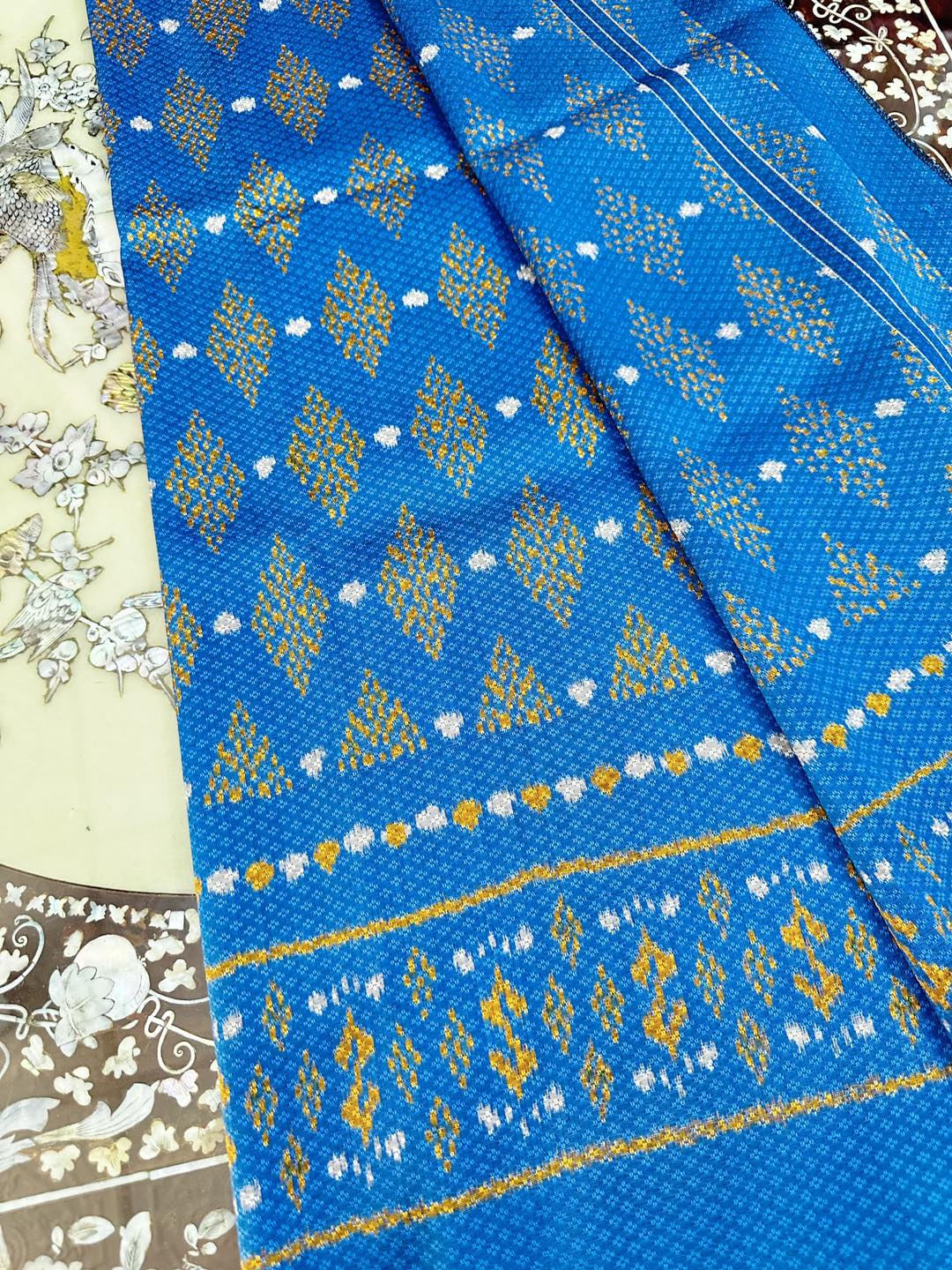 (ผ้าชุด)ผ้าไหมมัดหมี่ยกดอก 6ตะกอ (ผ้าลาย 2เมตร+สีพื้น 2เมตร) สีฟ้าเหลือบน้ำเงิน รหัส L8A-ST-1227662