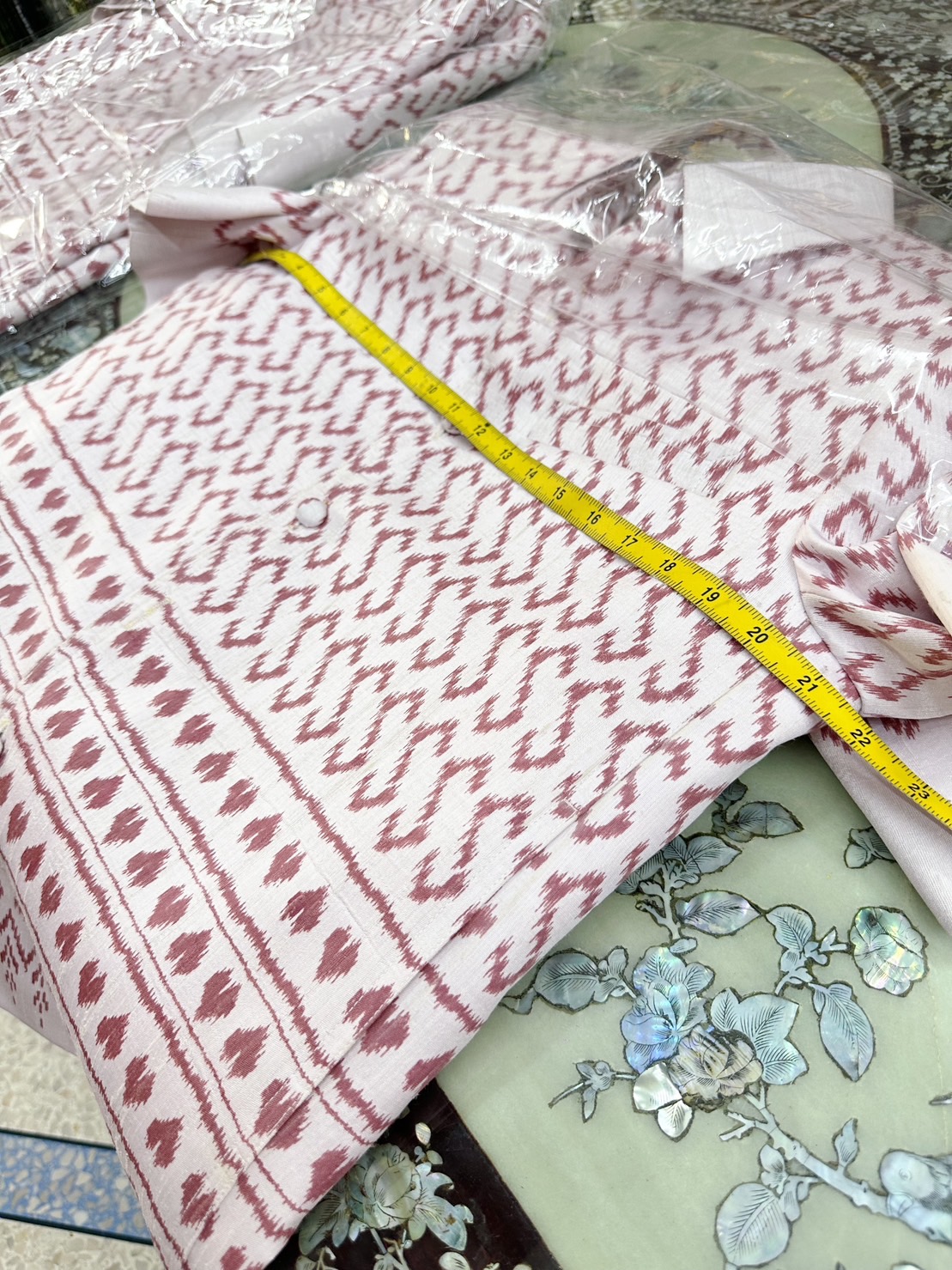 เสื้อซาฟารี คอปก ผ้าไหม พิมพ์ลาย เนื้อเรียบ ลายขอ ไซส์ L รอบอก43 สีครีมเบจ น้ำตาลแดง รหัส DS-ST0920661