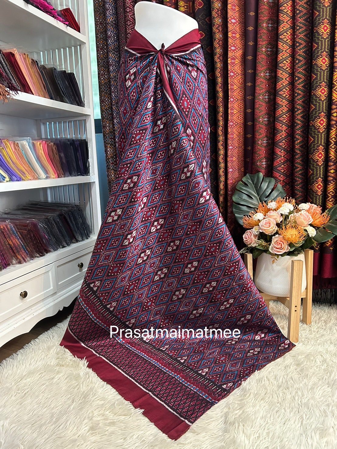 ซิ่น ผ้าไหมมัดหมี่ 3ตะกอ ขนาด 1x2เมตร ลายดอกรัก พื้นสีแดงม่วง รหัส R2Q-PS-05076814