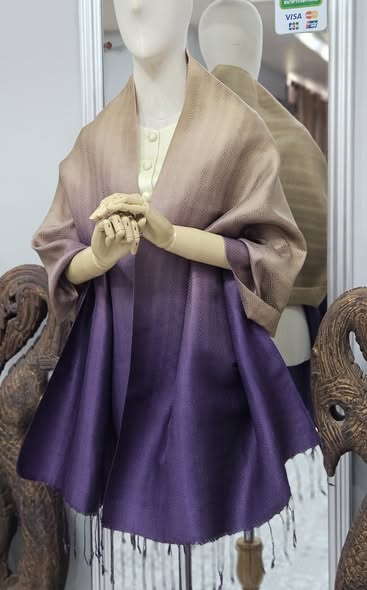 ผ้าคลุมไหล่ไหม ยกดอกลีลาวดี ไล่เฉดสี ขนาด 65x200ซม. สีม่วง-สีกาแฟ รหัส ZYE-TT-1023681