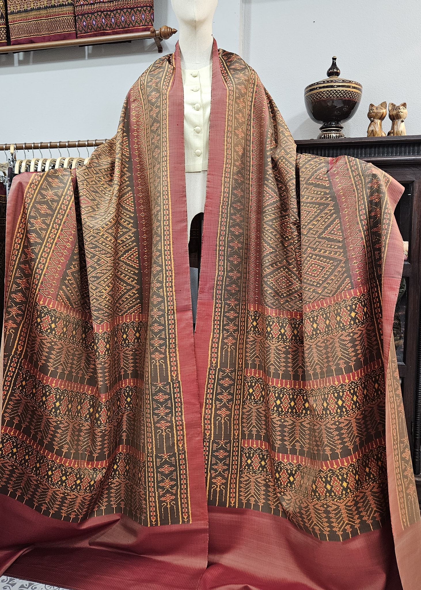 ซิ่น ผ้าไหมมัดหมี่ งานสมปักปูม ขนาด 1x4เมตร ท้องผ้าสีแดงเทา รหัส R3Q-TT-1129683