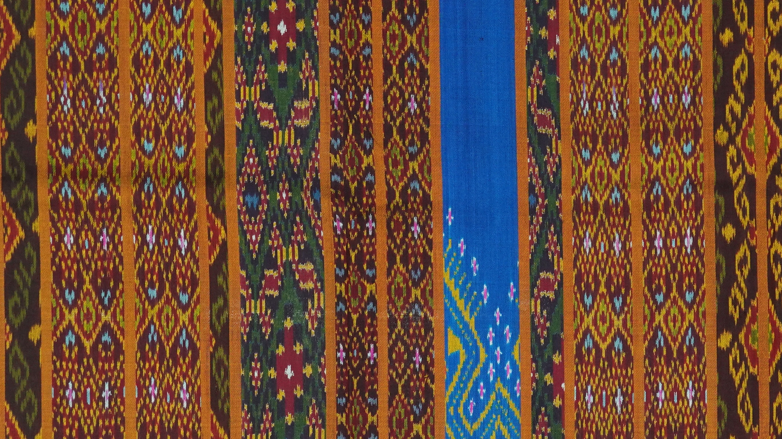 ซิ่น ผ้าไหมมัดหมี่ 3ตะกอ ขนาด 1x2เมตร พื้นคละสีคละลาย ลายน้ำไหล รหัส R2Q-ME-066-121967151