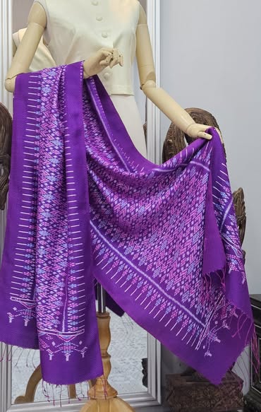 ผ้าคลุมไหล่ ผ้าไหมทอยกดอก 6ตะกอ ขนาด 65x200ซม. ลายดอกกันเกรา มีหน้านางชายครุย โทนสีม่วง รหัส L5A-TT-0723681