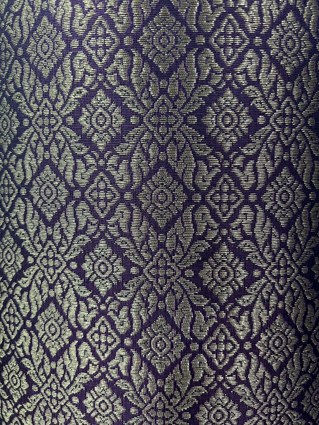 (ผ้าชุด)ผ้าไหมยกดอกลำพูน ยกดอกดิ้นเงิน ขนาด1.02x4.45เมตร ลายแก้วดารา พื้นสีม่วง รหัส N90-29-TR0506