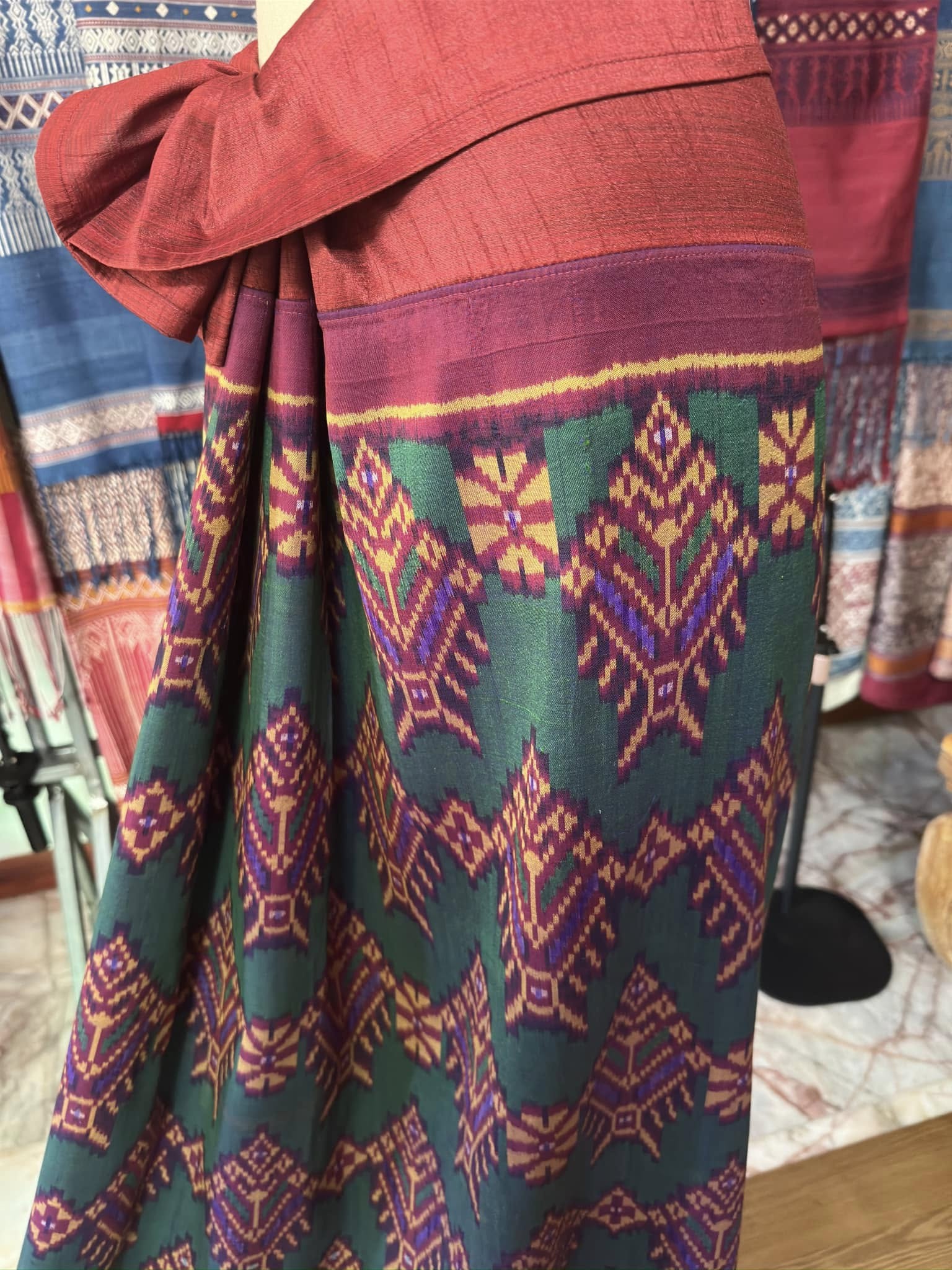 ซิ่น พระตะบอง ผ้าจามทอสามตะกอ ขนาด 116x160ซม สีแดง รหัส N9-SIL-AJ22