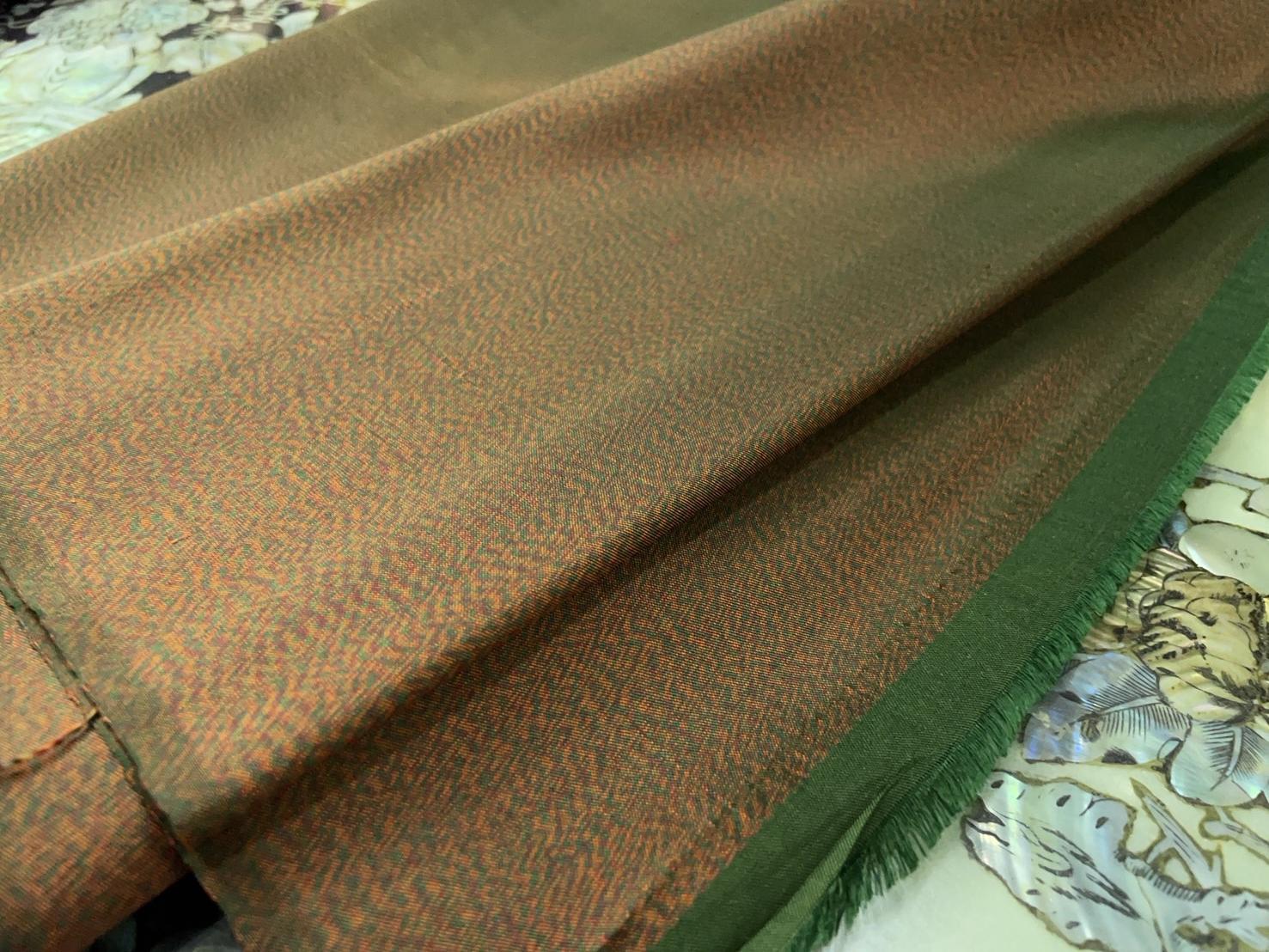 ผ้าไหมหางกระรอก กระนีว สีน้ำตาลเหลือบเขียว ตัดขายตามความยาวเมตร รหัส R1K-ST-0120682