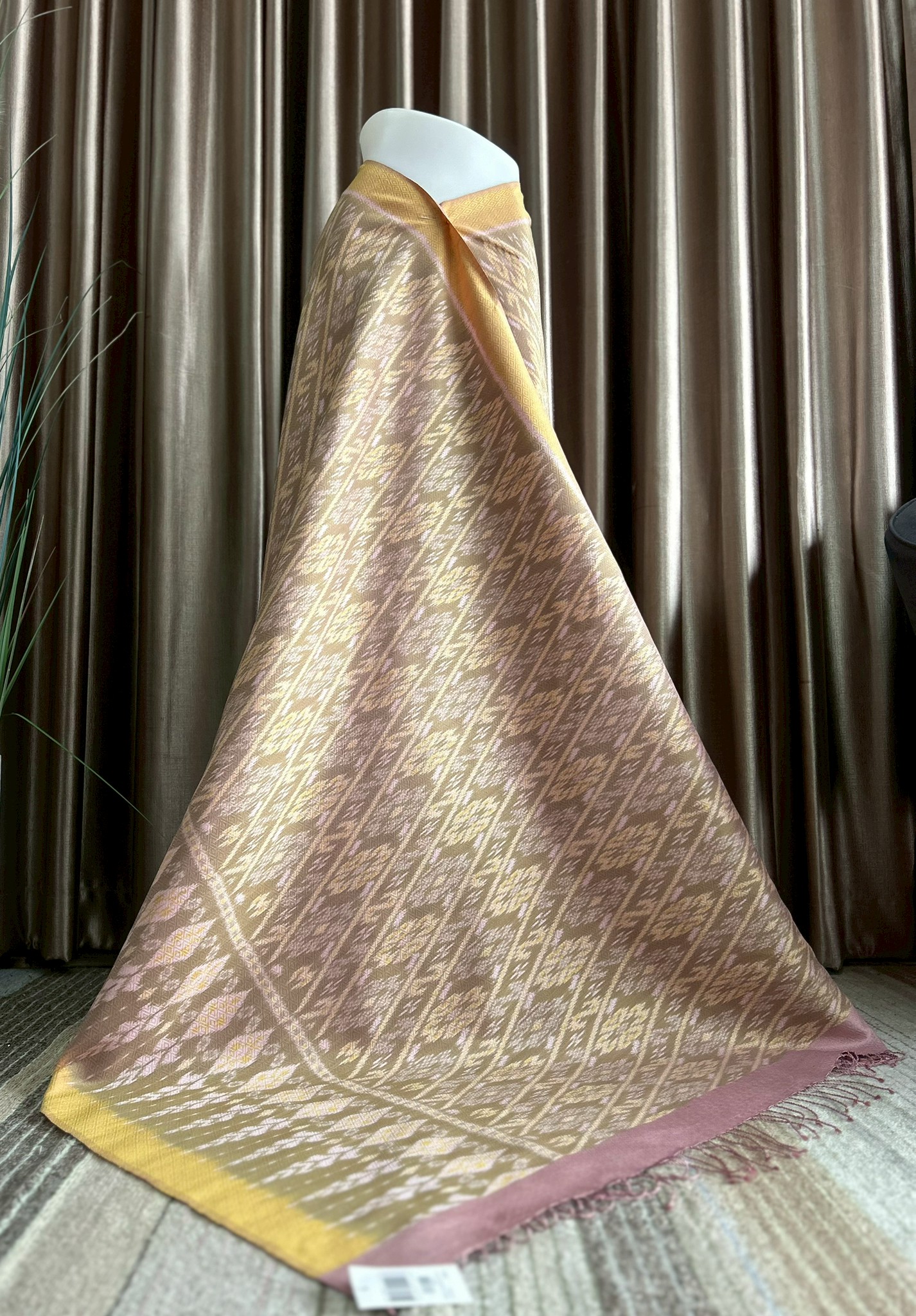 ซิ่น ผ้าไหมมัดหมี่ ทอยกดอก 6ตะกอ ขนาด 1x2 เมตร ลายสิริราชพัสตราภรณ์ สีเหลืองนวล รหัส PCS-PK-10066811