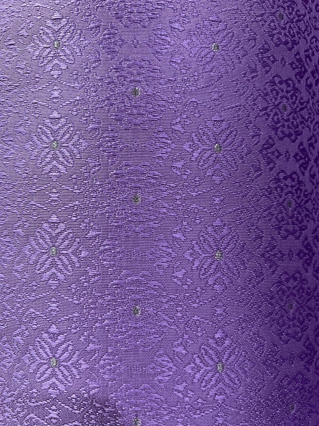 (ผ้าชุด)ผ้าไหมยกดอกลำพูน ยกใหญ่ดอกดิ้นเงิน ขนาด 1.02x4.37เมตร ลายแววมยุรา พื้นสีม่วง รหัส N90-29-TR0531