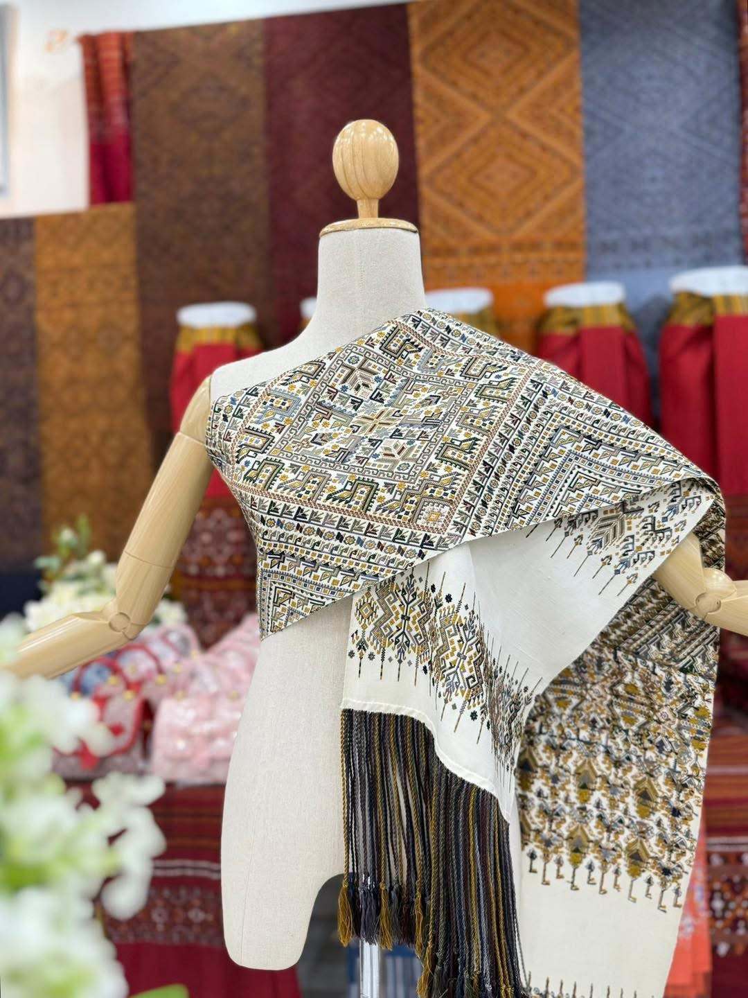 ผ้าพันคอ ไหมแพรวา ไหมแท้ ขนาด 28x243ซม. พื้นสีครีมขาว รหัสZE-BM-1113681