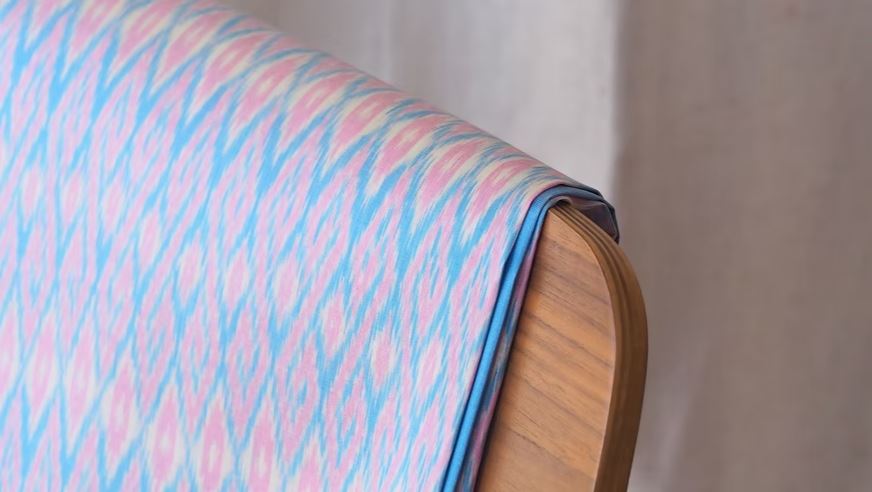 (ผ้าชุด) ผ้าไหมมัดหมี่ไหมแท้ (ผ้าลาย2หลา+สีพื้น2หลา) ลายสร้อยดอกหมาก พื้นสีฟ้า รหัส M2B-CT-103023