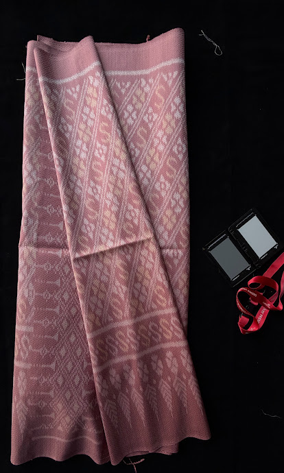 ซิ่น ผ้าไหมมัดหมี่ ทอยกดอก สีธรรมชาติ ขนาด 1x2 เมตร ลายสิริราชพัสตราภรณ์ สีชมพู รหัส PCS-NY-1122681