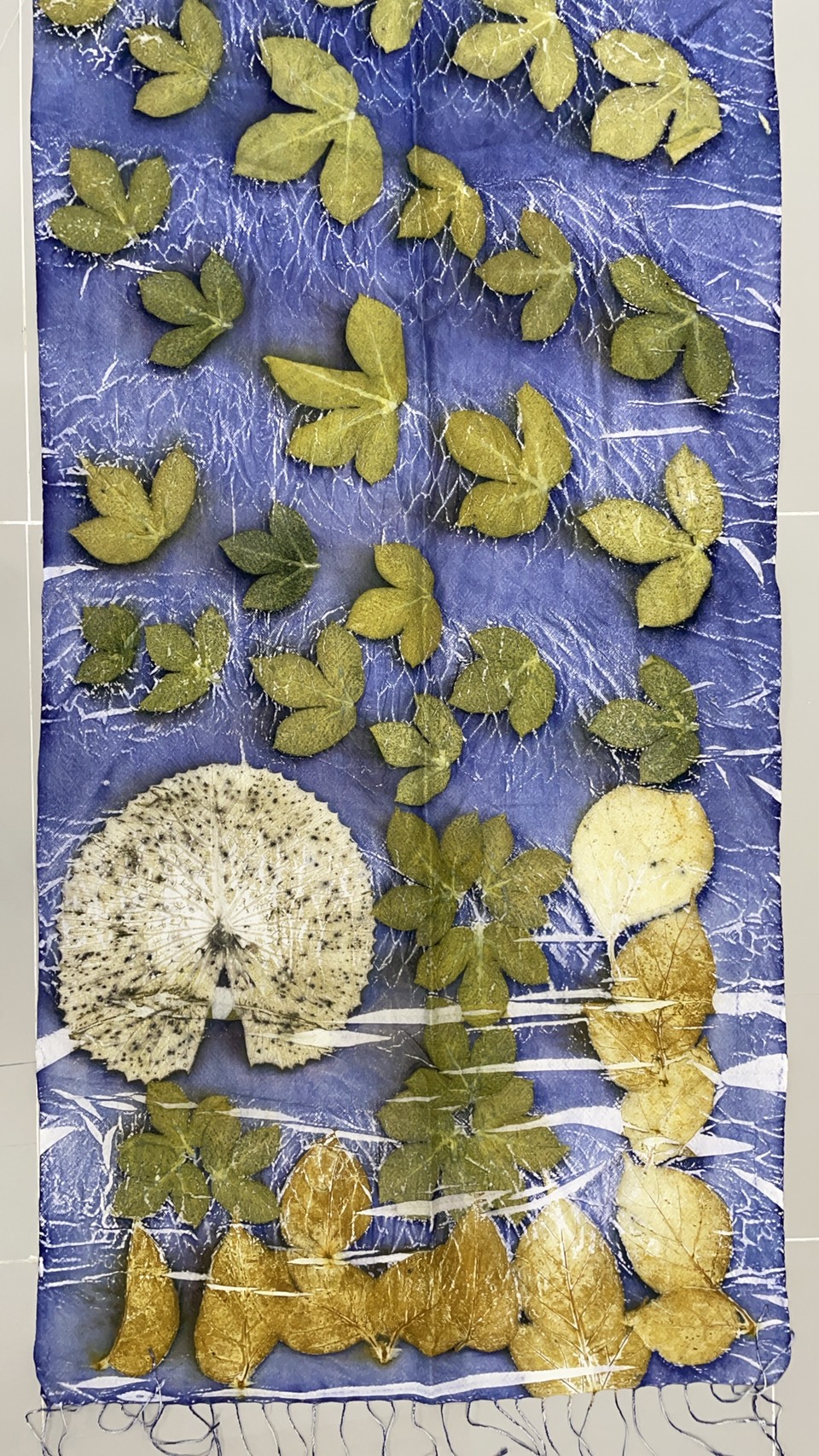 ผ้าคลุมไหล่ผ้าไหม Eco print เนื้อยกดอก มีชายครุย ขนาด 60x180ซม. สีน้ำเงินอมม่วง รหัส ECO-82-11146814