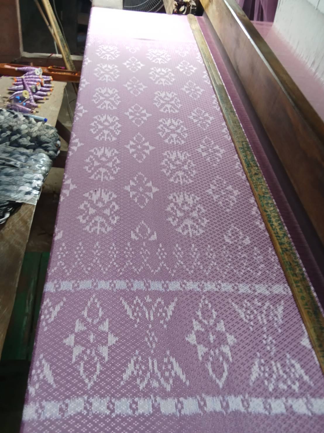 ผ้าไหมมัดหมี่ยกดอก 5ตะกอ ขนาด 1x2เมตร สีม่วงกลีบบัว จากกี่บ้านคุณยายฐิสดา