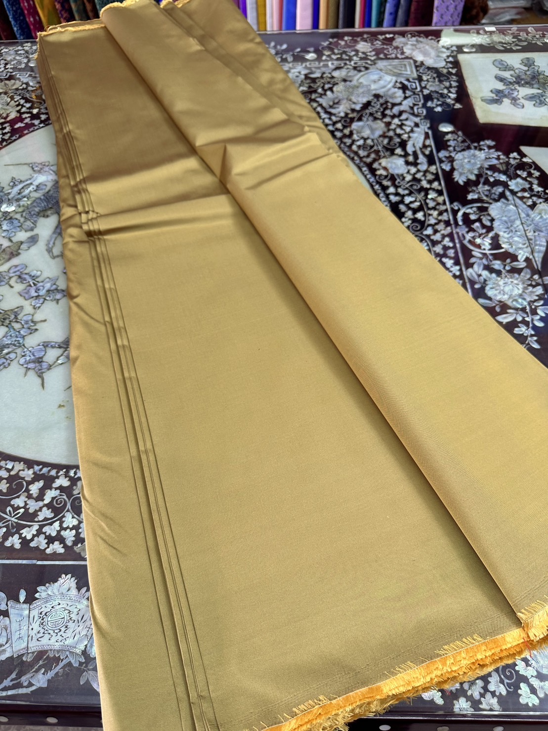 ผ้าไหมสีพื้น รุ่นเพชร เนื้อเรียบหนา ไหมแท้ สีเหลืองไพรทอง ขายตามความยาวหลา รหัส C-ST-0110671