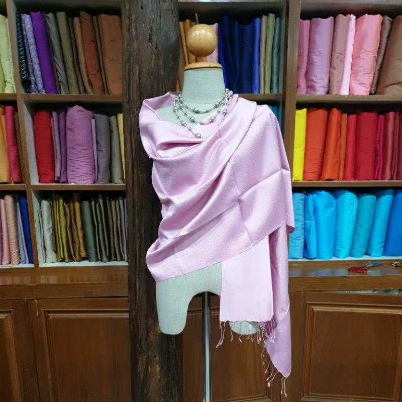 ผ้าคลุมไหล่ผ้าไหม ไหมแท้ สีพื้น ทอยอกดอก ลูกแก้ว ขนาด 60x200ซม. สีชมพูอ่อน รหัส ZYB-NY-0830682
