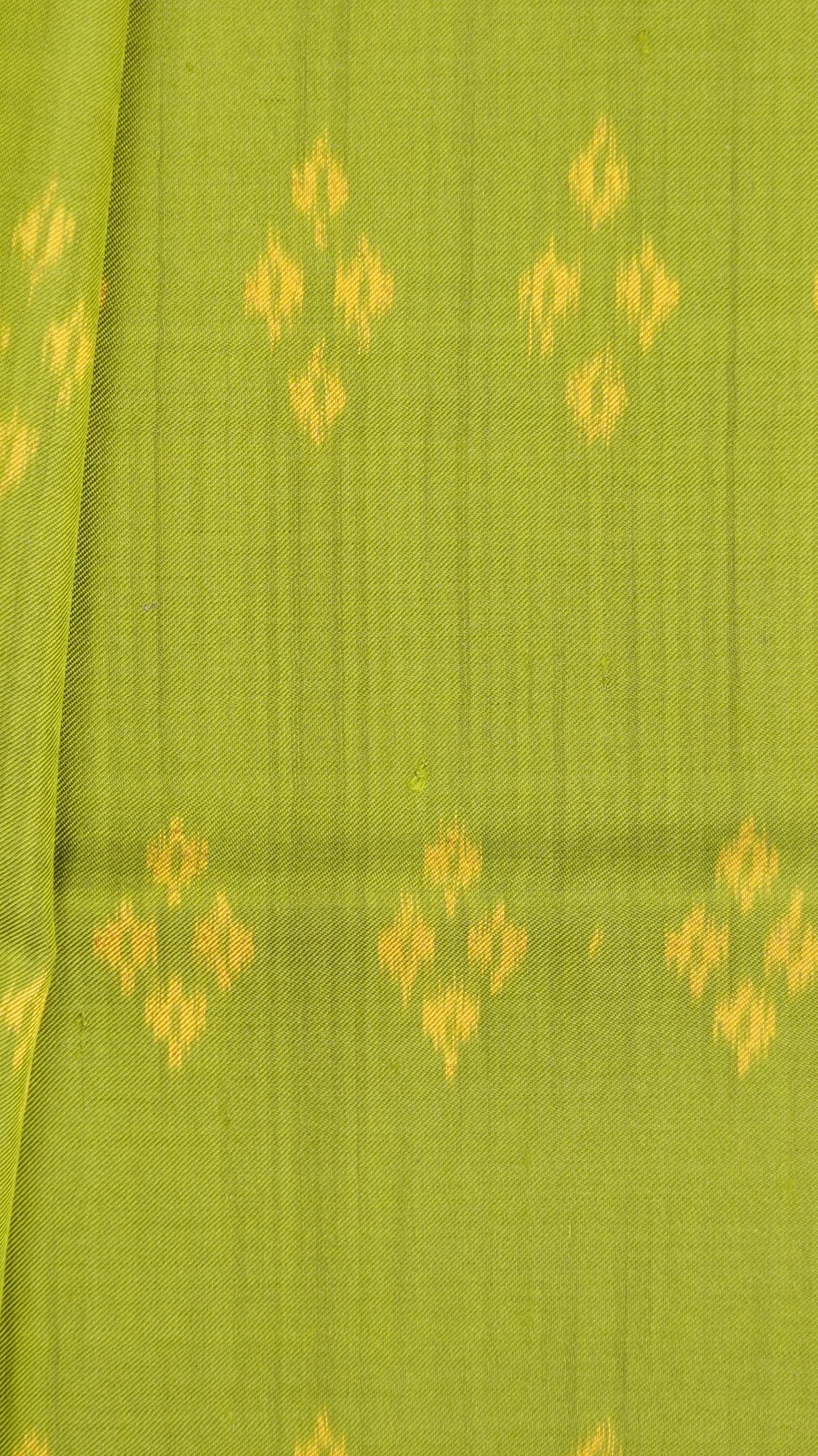 (ผ้าชุด)ไหมมัดหมี่ 3ตะกอ ไหมแท้ (ผ้าลาย 2เมตร+สีพื้น2เมตร) โทนสีเขียวตองอ่อน รหัส M3-ME-066-12226715