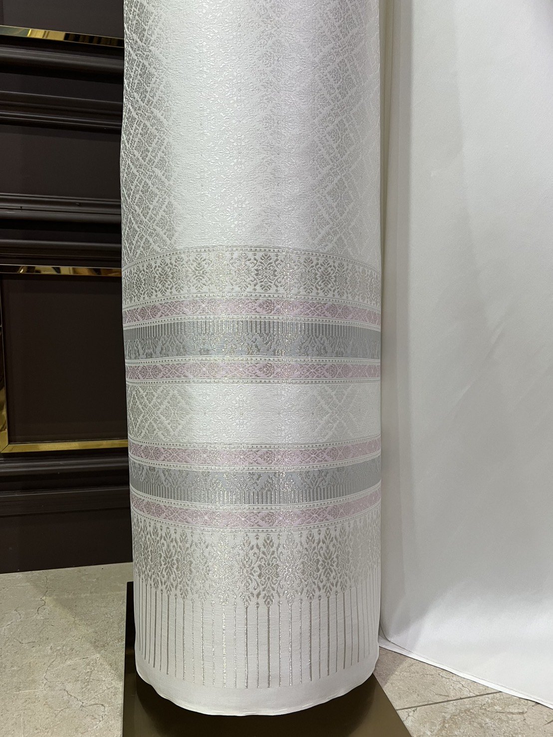 (ผ้าชุด)ผ้าไหมยกดอกลำพูน เกาะเชิงดิ้นเงิน ขนาด 1.02x4.50เมตร ลายราชสำนัก พื้นสีขาวออฟไวท์ รหัส N90-29-TR0533