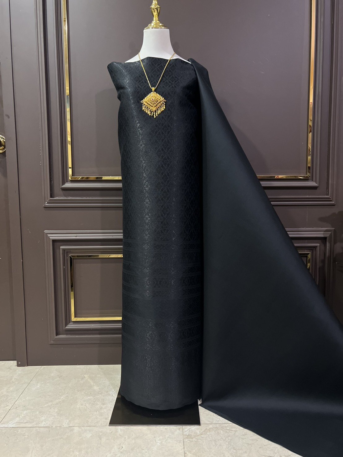 (ผ้าชุด)ผ้าไหมยกดอกลำพูน ยกดอกดิ้นดำเกาะเชิงดิ้นดำ ขนาด 1.02x4.43เมตร ลายรวยไม่เลิก พื้นสีดำ รหัส N90-29-TR0550