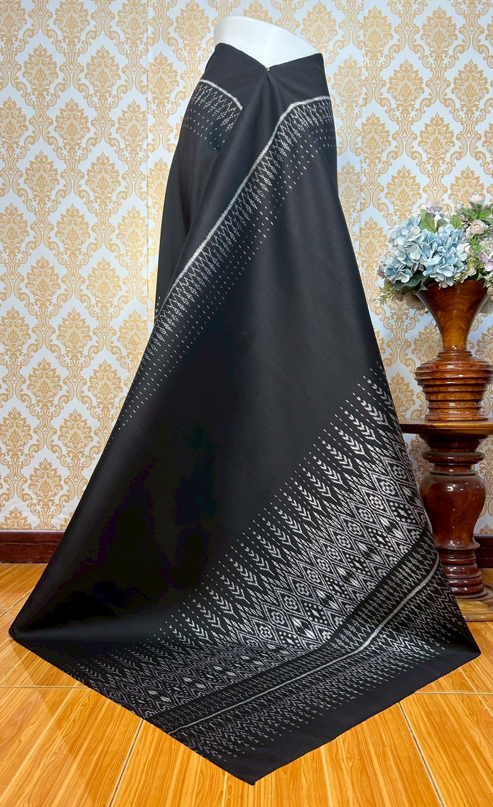 ซิ่น ผ้าไหมมัดหมี่ 3ตะกอ ขนาด 1x2เมตร ลายเชิงล่าง พื้นสีดำ รหัส R2Q-KN-1115684