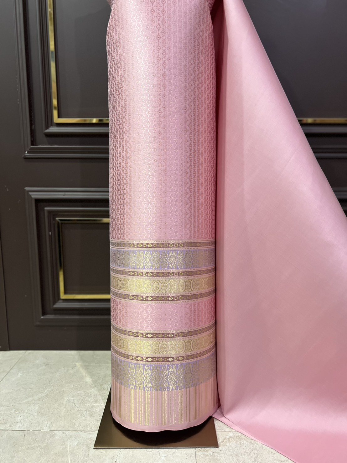 (ผ้าชุด)ผ้าไหมยกดอกลำพูน เกาะเชิงดิ้นทอง ขนาด 1.01x4.36เมตร ลายพิกุลล้อมกรอบ พื้นสีชมพูหวาน รหัส N90-29-TR0555