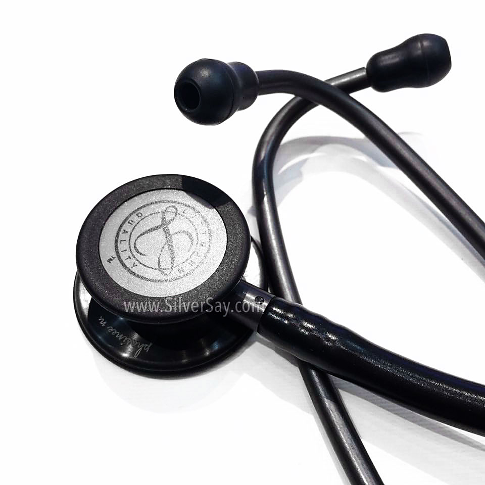 สลักชื่อ "phasinee n." บนหูฟังแพทย์ Stethoscope - 3M Littmann Brand