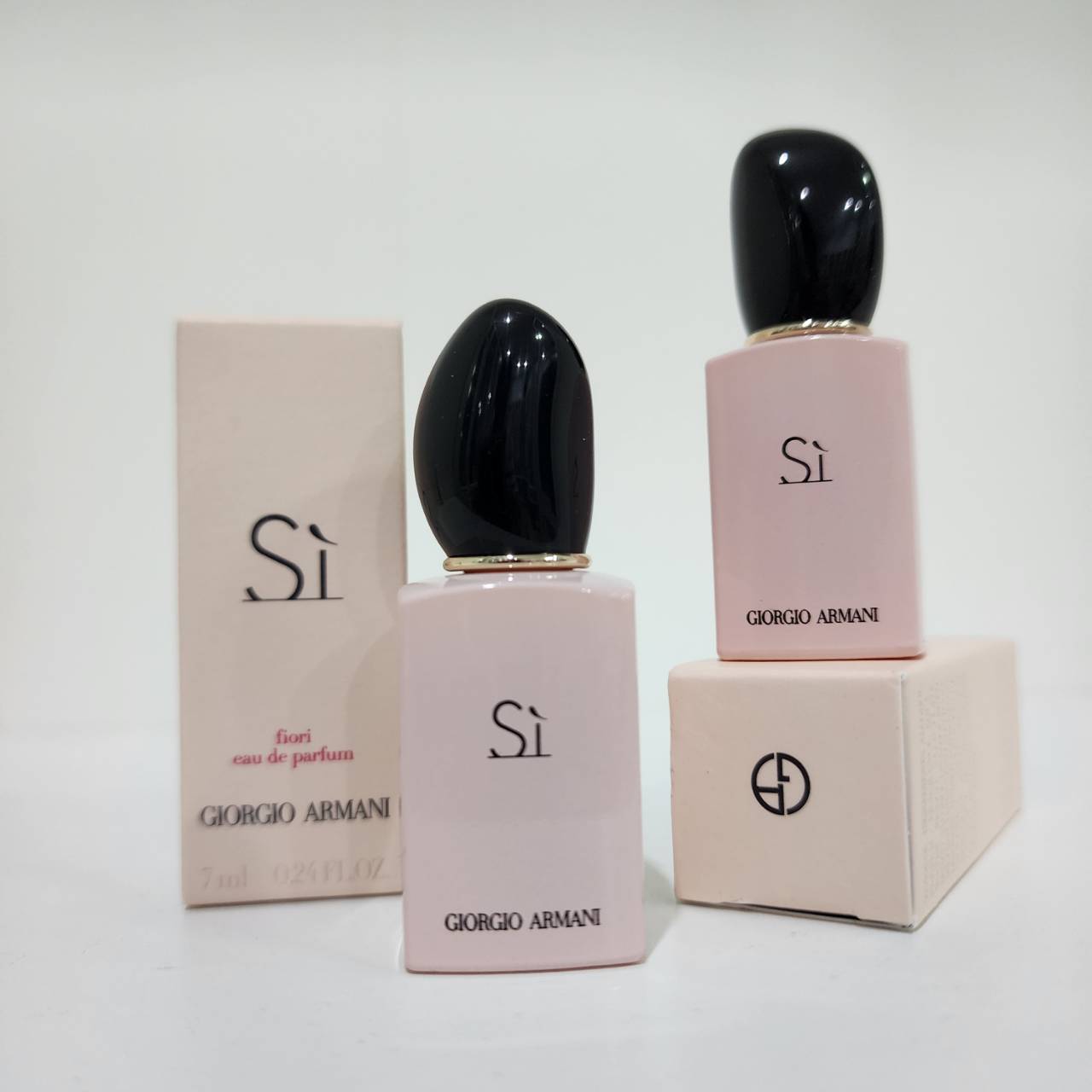 น้ำหอมจิ๋วมินิ Giorgio Armani Si Fiori EDP 7ml แบบแต้มมีกล่อง ( Mini Perfume น้ำหอมขนาดพกพา) น้ำหอมจิ๋วมินิ ขวดน่ารัก ตั้งโชว์ก็สวย พกพาก็สะดวก หัวแต้มตามจุดชีพจร