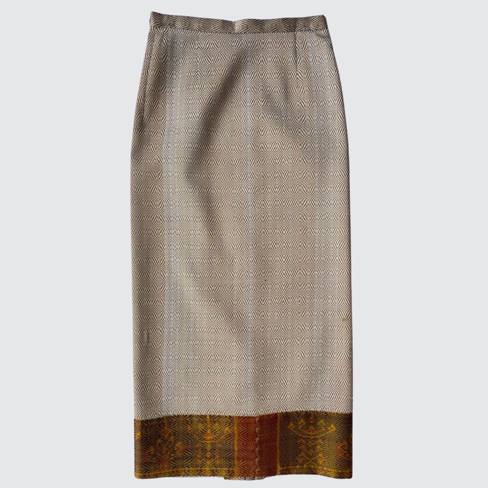 ผ้าถุงป้าย แบบเลื่อนตะขอตามไซส์ หน้านางกลาง ลายยกดอกลีลาวดี สีน้ำตาลเบจ รหัส WM-PTS-1009681429