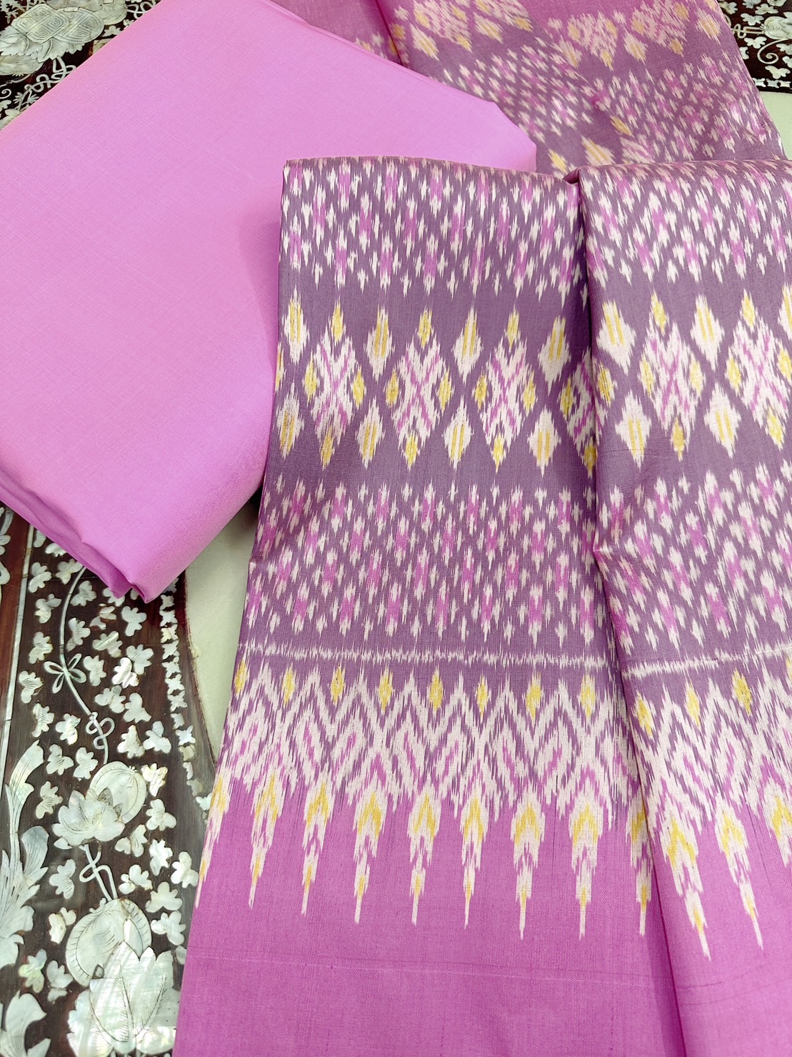 (ผ้าชุด)ไหมมัดหมี่ สองตะกอ ไหมแท้ (ผ้าลาย2หลา+สีพื้น2หลา) สีชมพู รหัส M2B-07241144