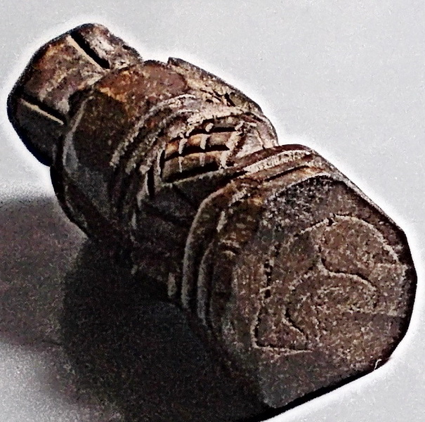 หนุมานไม้แกะ พิมพ์หน้าโขน จุ่มรัก ศิลป์ลพ.สุ่น วัดศาลากุล ใต้ฐานลงจารย์