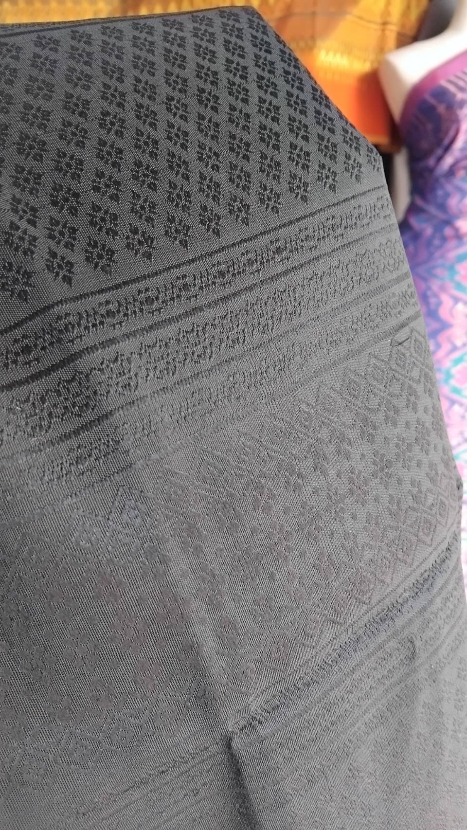 ซิ่น ผ้าไหมยกสุรินทร์ ขนาด 1x2เมตร สีดำสนิท รหัส N11-NY-1127682