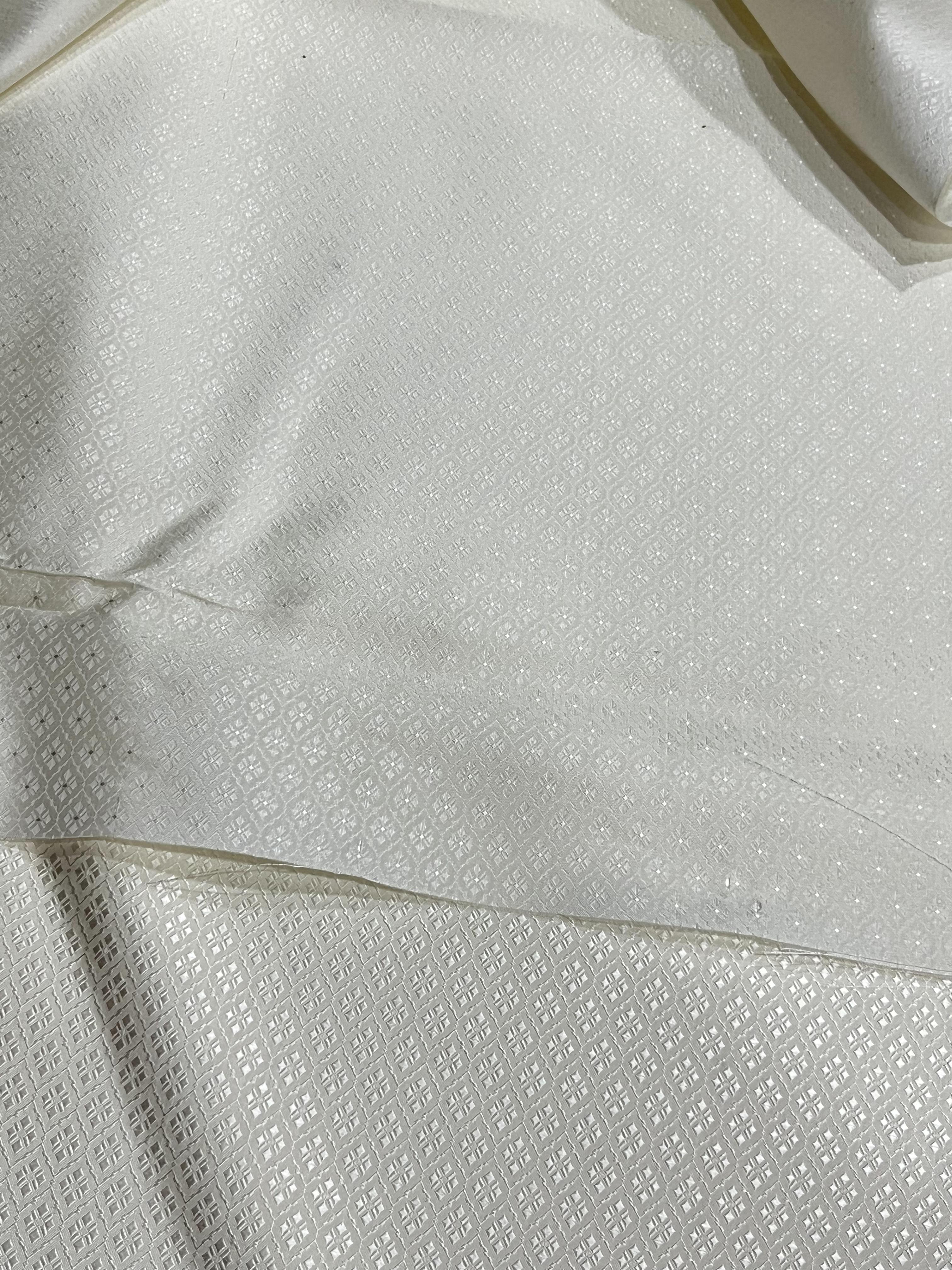 ผ้าไหมยกดอก ตรานกยูง ลายดอกพิกุลล้อม อาบน้ำยาพร้อมตัด สีขาวครีม (หลา,เมตร) รหัสB-NY-11076808