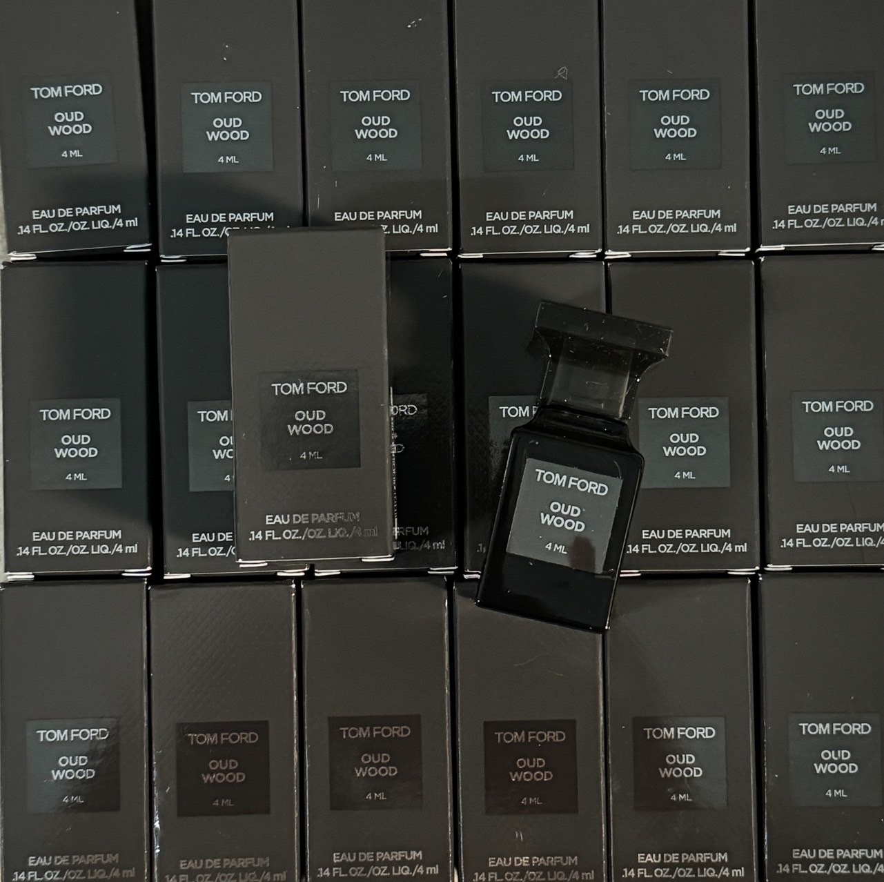 น้ำหอมจิ๋วมินิ Tom Ford Oud Wood EDP 4mlแบบแต้มมีกล่อง ( Mini Perfume น้ำหอมขนาดพกพา) น้ำหอมจิ๋วมินิ ขวดน่ารัก ตั้งโชว์ก็สวย พกพาก็สะดวก หัวแต้มตามจุดชีพจร