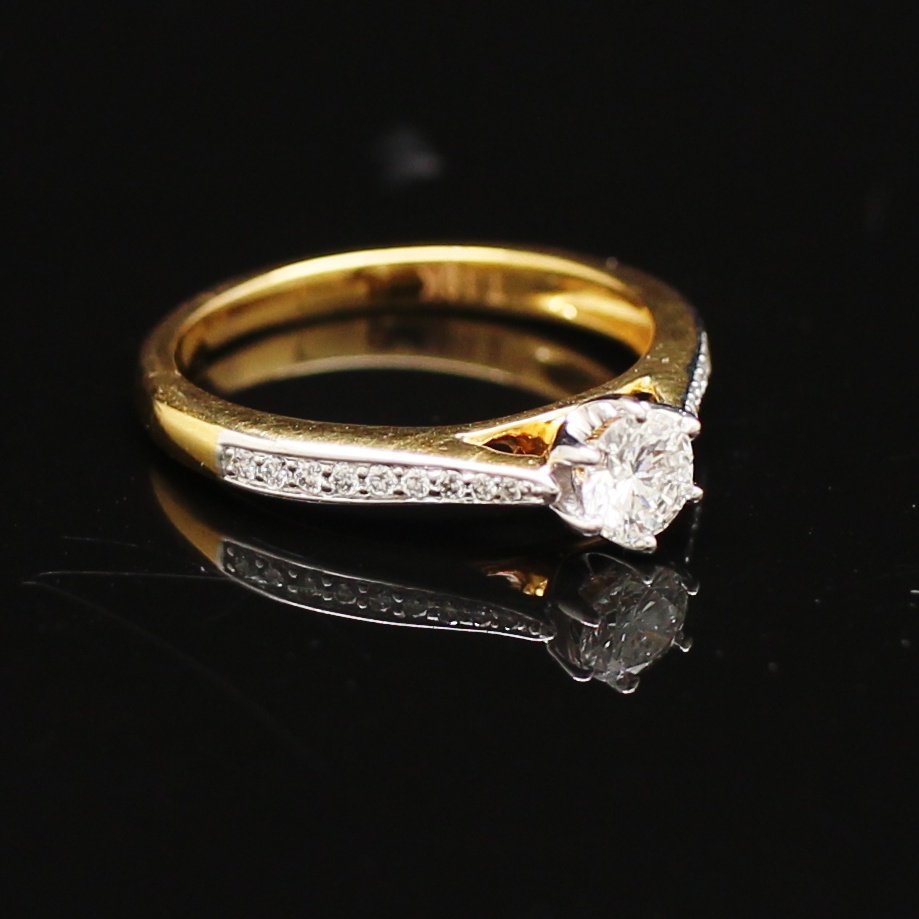 RG250596 แหวนเพชรชู 31 ตังส์ บ่าข้างเพชรแท้ 0.10 กะรัต ทองแท้ 18k นน.รวม 2.6 กรัม ขนนาดแหวน 51