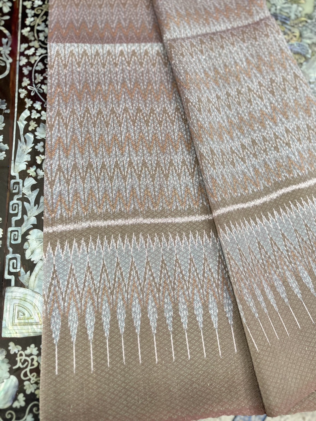 ซิ่น ผ้าไหมมัดหมี่ทอยกดอก 6ตะกอ ยกดอกลูกแก้ว สีธรรมชาติ ขนาด1x2เมตร ลายโฮล พื้นสีน้ำตาล รหัส L1-ST-0909681