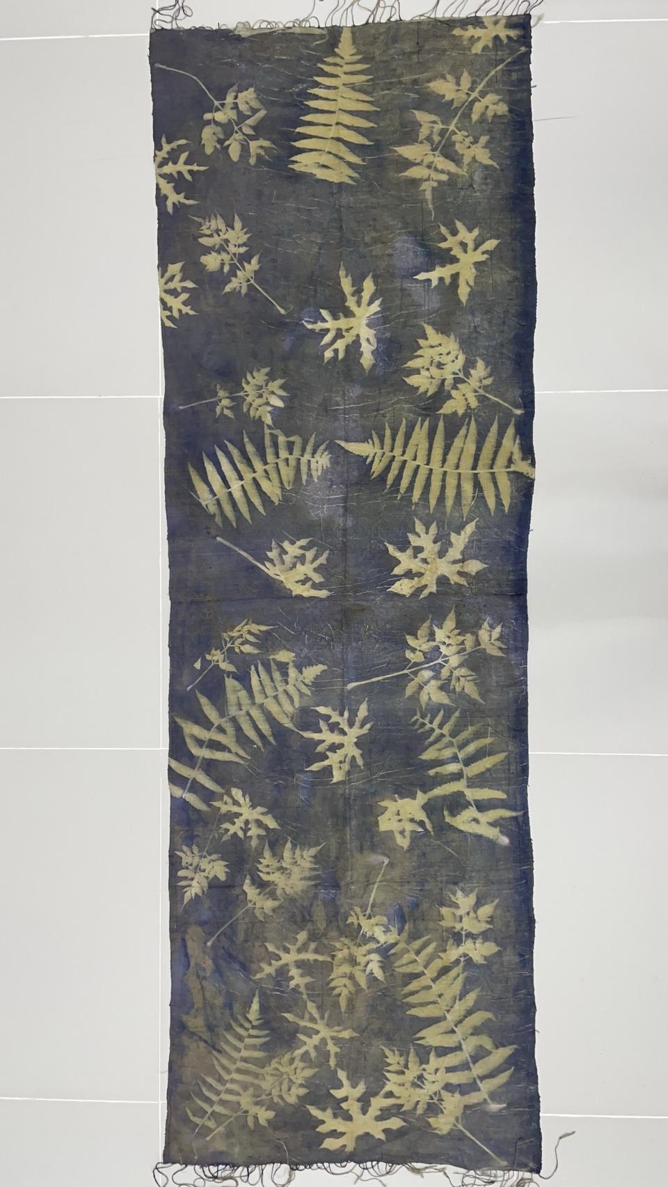 ผ้าคลุมไหล่ผ้าไหม Eco print เนื้อเรียบ มีชายครุย ขนาด 60x180ซม. สีเทา รหัส ECO-82-11146812