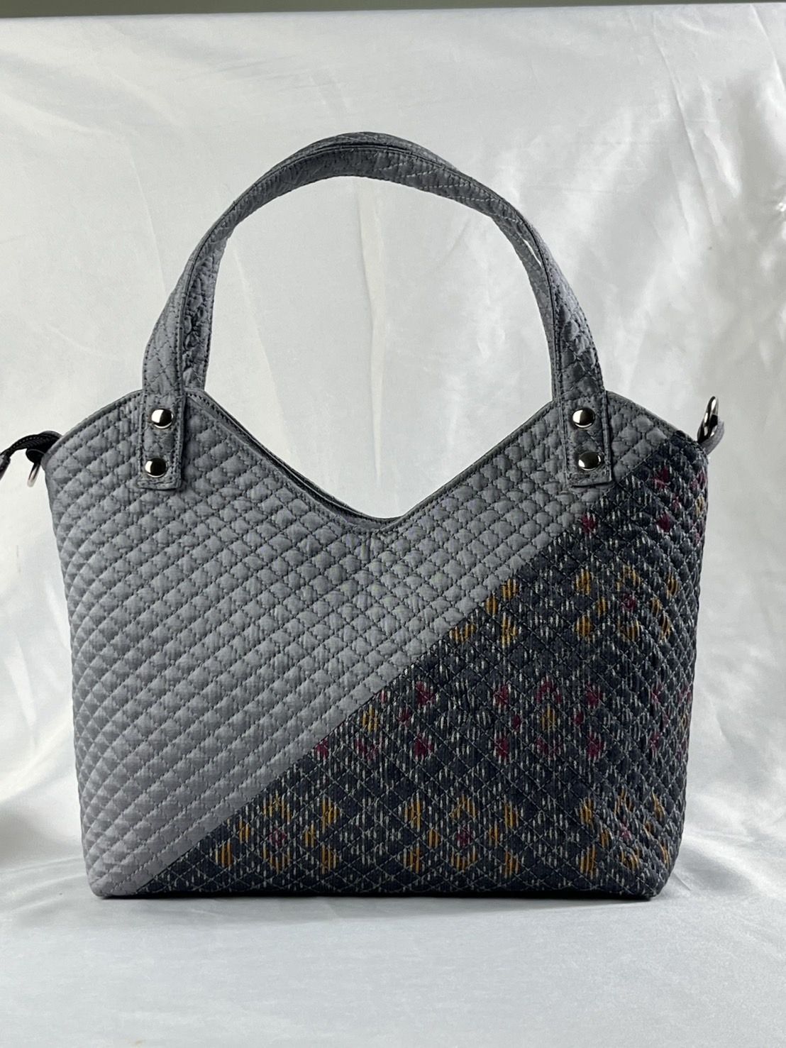 กระเป๋าผ้าไหม ทรงเสื้อ ขนาด 10x25x22 ซม. ความสูงหูจับ 12 ซม. สีเทา รหัส GLA-ME-07106817