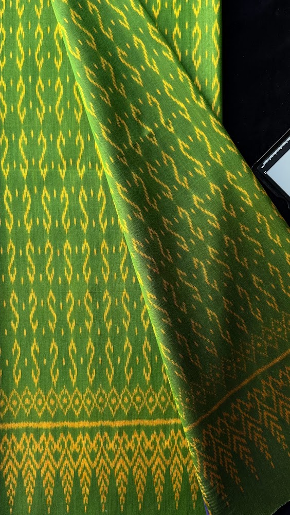 ซิ่น ผ้าไหมมัดหมี่ ไหมบ้าน 3ตะกอ ขนาด 1x2 เมตร ลายขอพระราชทาน สีเขียว รหัส PCS-NY-1122688