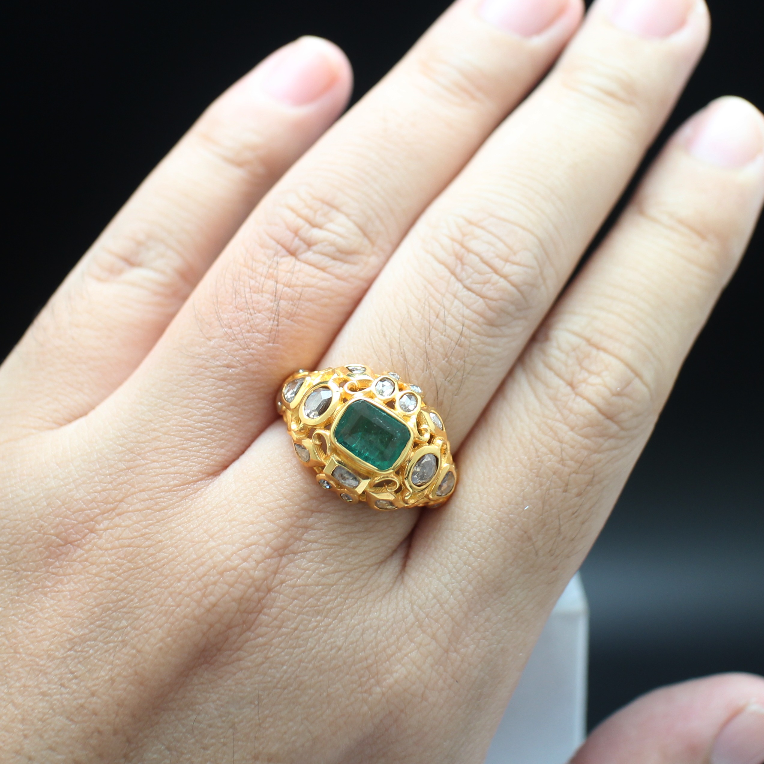 RG250135 แหวนมรกตประดับเพชรซีกลูกโลก ทองแท้ 90% นน. 6.9 กรัม ขนาดแหวน 57