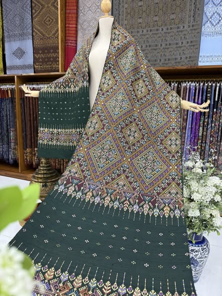 ผ้าคลุมไหล่ ไหมแพรวา ขนาด 50x 2.40ซม. พื้นสีเขียว รหัส Z-BM-1205681