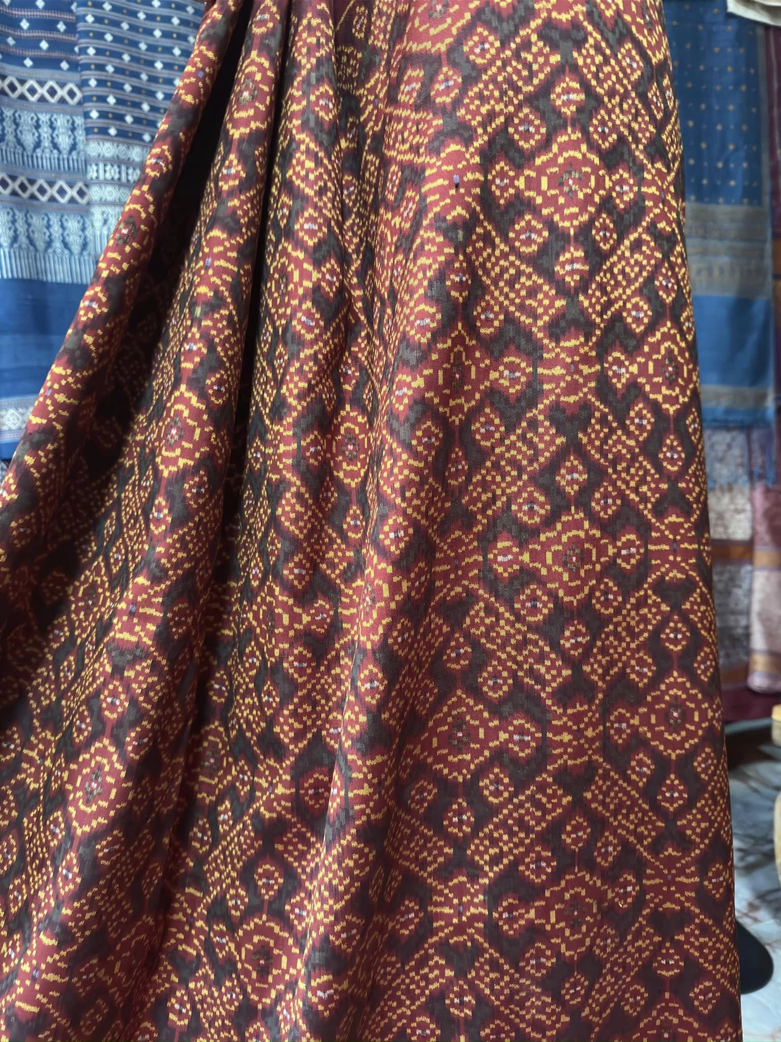 ซิ่น พระตะบอง ผ้าจามทอสามตะกอ ขนาด 120x185ซม พื้นสีแดง รหัส N9-SIL-AJ21