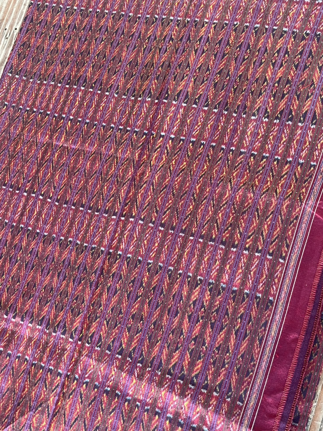 ผ้าไหมมัดหมี่ 3ตะกอ ขนาด 1x2เมตร สีแดง จากแม่กันยา แก้วแฉล้ม ชุมชนบ้านทมอ