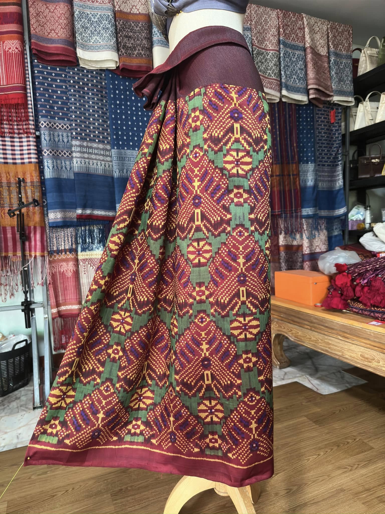 ซิ่น พระตะบอง ผ้าจามทอสามตะกอ ขนาด 110x150ซม พื้นสีน้ำตาลแดง รหัส N9-SIL-AJ1