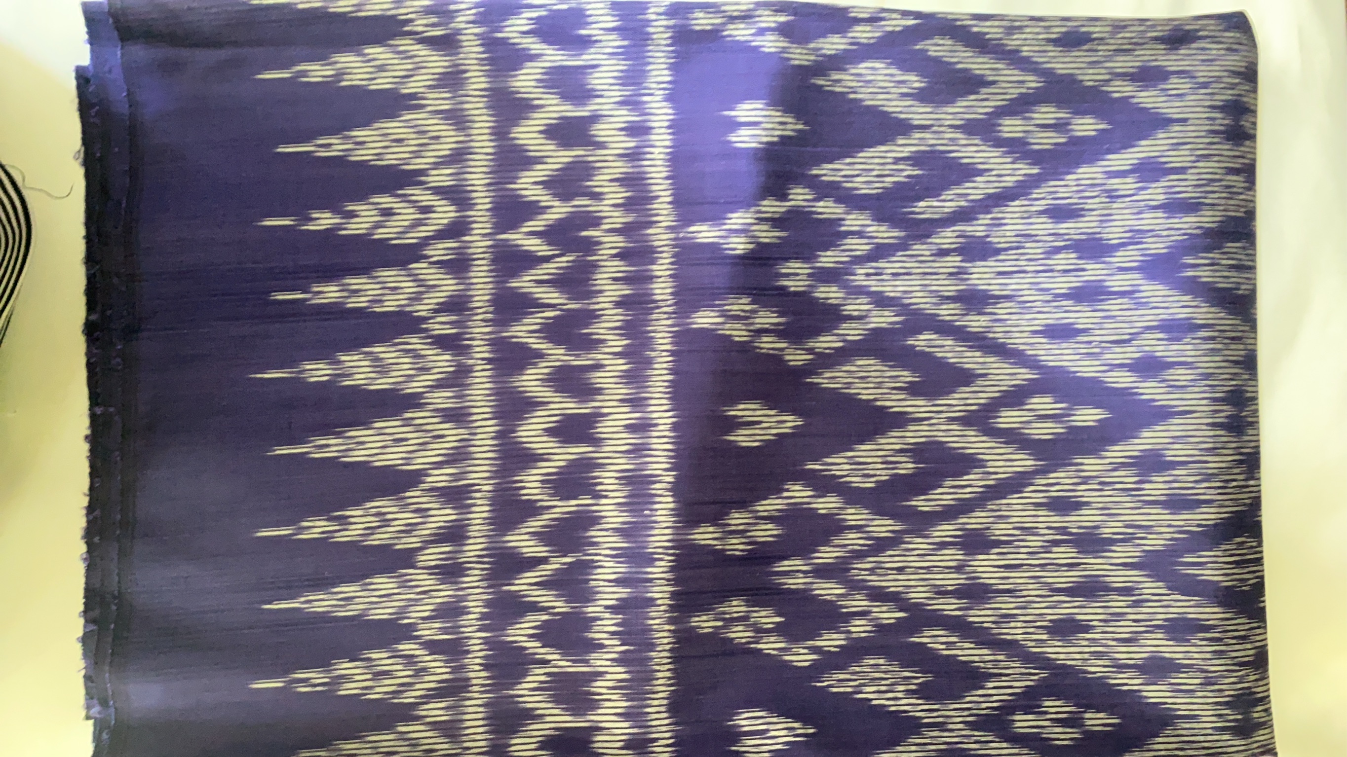 ผ้าไหมมัดหมี่ เนื้อไหมบ้าน ไหมแท้ทอมือ 3ตะกอ ขนาด 1x2เมตร พื้นสีม่วง รหัส R2Q-148-1126688