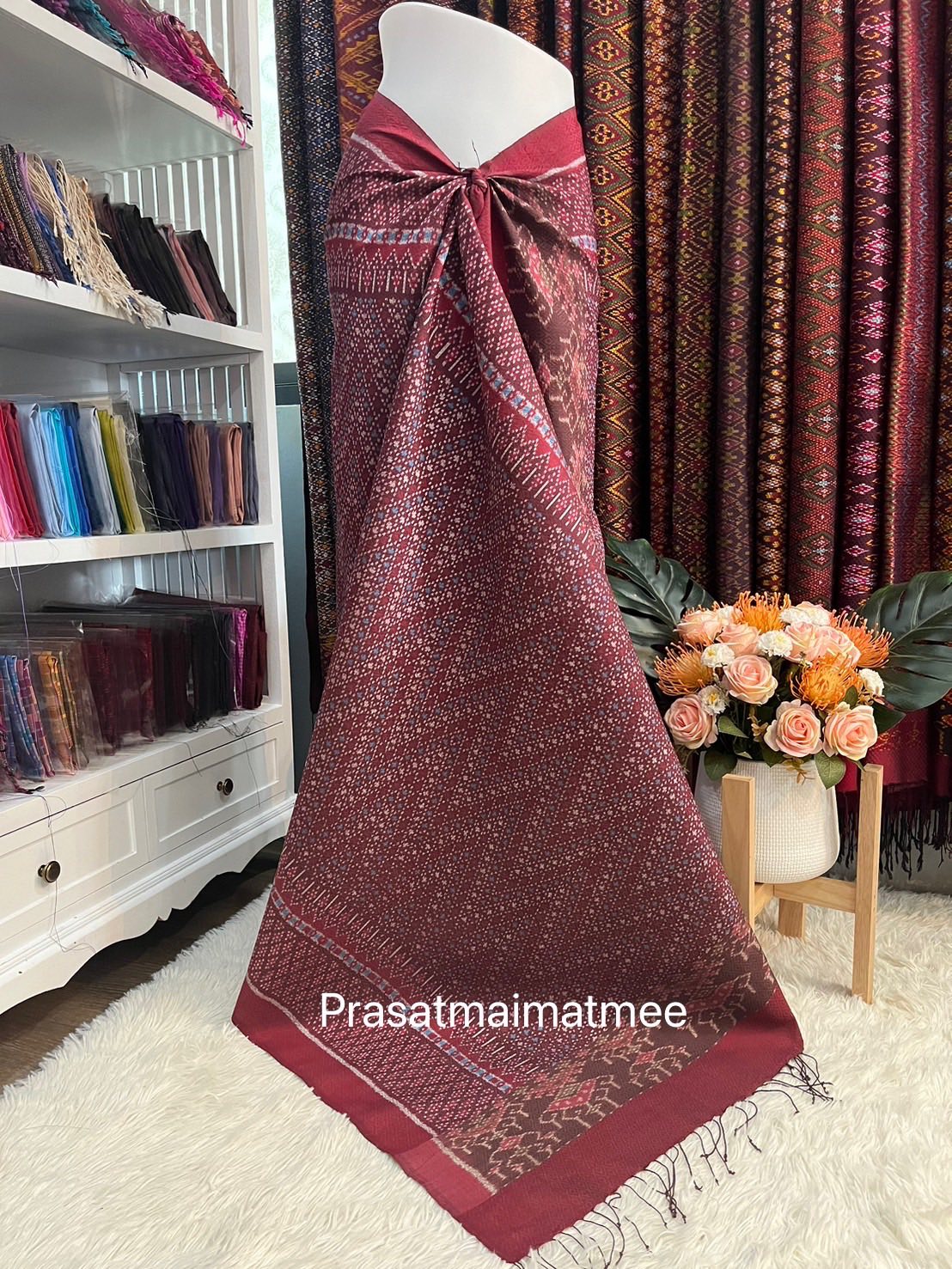 ซิ่น ผ้าไหมมัดหมี่ 5ตะกอ ขนาด 1x2เมตร ลายร้อยดาว มีหน้านางชายครุย พื้นสีแดง รหัส L9A-PS-05076866