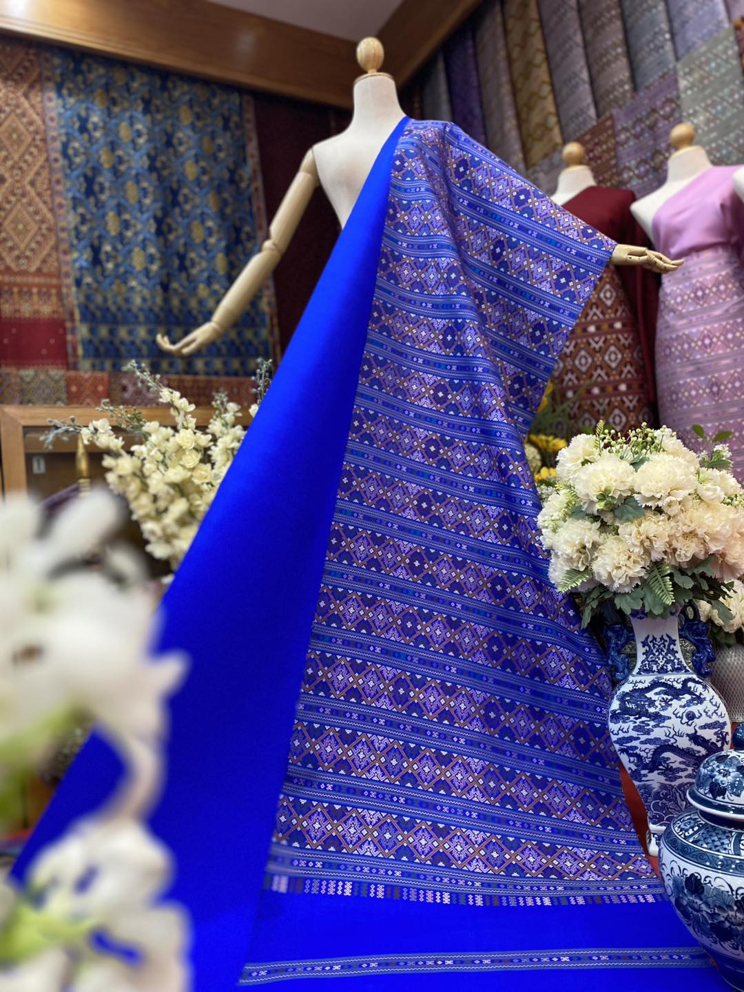 (ผ้าชุด)ไหมแพรวา ตัดชุดลายเกาะจกขิด ขนาด 63x500ซม (ลาย 2.3เมตร+สีพื้น 2.7เมตร) พื้นสีน้ำเงิน รหัส P10-BM-09226818