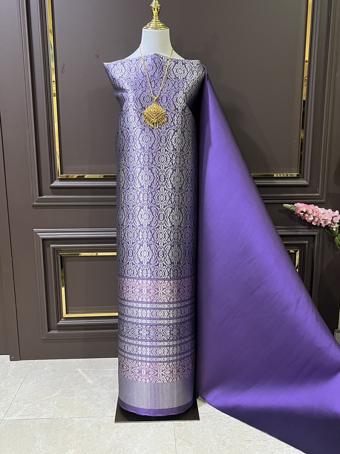 (ผ้าชุด)ผ้าไหมยกดอกลำพูน ยกดอกดิ้นเงิน ขนาด 1.02x4.41เมตร ลายอินเดีย พื้นสีม่วง รหัส N90-29-TR0404